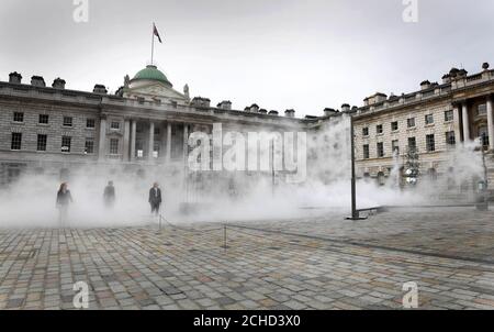 Une installation d'art intitulée ÔHalo' par le studio d'art expérimental basé à Séoul Kimchi and Chips, avec une combinaison de jets d'eau fins et 100 miroirs motorisés qui, par temps clair, peuvent créer un halo de lumière suspendu en plein air, est exposée dans la cour de Somerset House à Londres. ASSOCIATION DE PRESSE. Photo. Date de la photo: Jeudi 7 juin 2018. Cette installation innovante célèbre l'alchimie de la nature et de la technologie, considérant comment le potentiel de l'une des ressources naturelles les plus précieuses du monde peut être exploité de manière durable et est ouvert au public jusqu'à J Banque D'Images