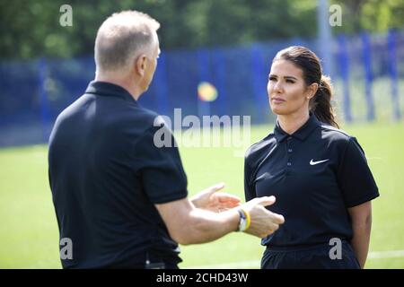 SOUS EMBARGO À 0001 LUNDI 11 JUIN USAGE ÉDITORIAL SEUL Rebekah Vardy devient le conseiller vidéo officiel de BetBrid (VAR) après avoir reçu un cours d'accident de l'ancien arbitre de la Premier League Mark Halsey avant la coupe du monde, à la Leicester City football Club Youth Academy de Leicester. Banque D'Images