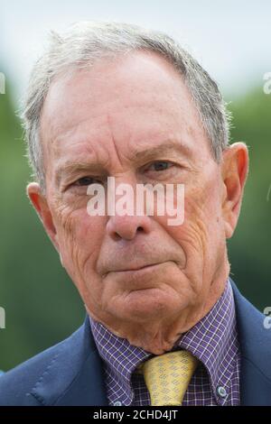 Michael Bloomberg au dévoilement de la mastaba de Londres, la première œuvre importante à Londres par l'artiste de renommée internationale Christo. APPUYEZ SUR ASSOCIATION photo. Date de la photo: Lundi 18 juin 2018. La sculpture (20m de haut par 30m de large et 40m de long) se compose de 7,506 barils empilés horizontalement sur une plate-forme flottante dans le lac Serpentine. Il sera en vue jusqu'au 23 septembre 2018 pour coïncider avec une exposition aux Galeries Serpentine de Christo et l'œuvre de sa regrettée épouse Jeanne Claude. Le crédit photo devrait se lire: Dominic Lipinski/PA WirePRESS ASSOCIATION photo. Date de la photo: Lundi 18 juin Banque D'Images