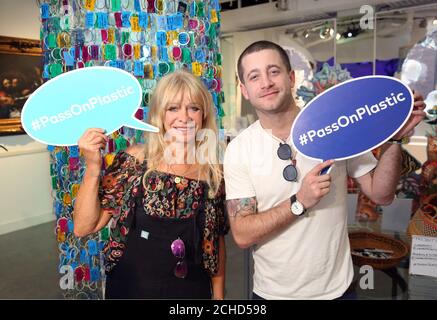 JO Wood et Tyrone Wood assistent à la fête de clôture de la Pass on Plastic Experience, un pop-up océanique immersif hébergé par les principales organisations de conservation marine Project 0 et Sky Ocean Rescue, Ce qui vise à inspirer les gens à apporter des changements quotidiens pour aider à empêcher l'océan de se noyer dans du plastique, sur Carnaby Street à Londres. Banque D'Images