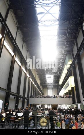 USAGE ÉDITORIAL SEULS Sir Simon Rattle, Matthias Pintscher et Duncan Ward dirigent le London Symphony Orchestra en interprétant le Gruppen de Stockhausen pour trois orchestres dans le turbine Hall de Tate Modern, Londres. Banque D'Images