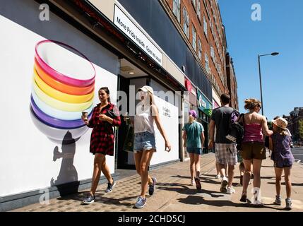 SOUS EMBARGO À 0001 LUNDI 2 JUILLET USAGE ÉDITORIAL SEULEMENT UNE vue générale de YO!, le restaurant japonais de la cuisine de rue et de sushi à High Street Kensington Londres qui a le slogan 'No Labels. Just Pride', pour célébrer la fierté à Londres. Banque D'Images