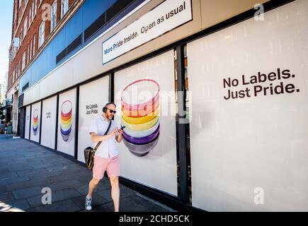 Une vue générale de YO!, le restaurant japonais de cuisine de rue et de sushi à High Street Kensington Londres qui a le slogan 'No Labels. Just Pride', pour célébrer la fierté à Londres. Banque D'Images