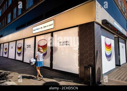 LE LUNDI 2 JUILLET 0001, DATE D'EMBARQUEMENT : L'ÉDITORIAL NE CONTIENT QU'UNE vue d'ensemble de YO!, le restaurant japonais de sushis et de restauration de rue de High Street Kensington à Londres, avec le slogan &Ocirc;No Labels. Just Pride&Otilde ; pour célébrer la fierté à Londres. Banque D'Images