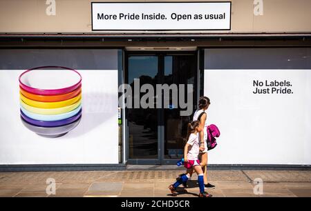 LE LUNDI 2 JUILLET 0001, DATE D'EMBARQUEMENT : L'ÉDITORIAL NE CONTIENT QU'UNE vue d'ensemble de YO!, le restaurant japonais de sushis et de restauration de rue de High Street Kensington à Londres, avec le slogan &Ocirc;No Labels. Just Pride&Otilde ; pour célébrer la fierté à Londres. Banque D'Images