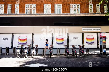 LE LUNDI 2 JUILLET 0001, DATE D'EMBARQUEMENT : L'ÉDITORIAL NE CONTIENT QU'UNE vue d'ensemble de YO!, le restaurant japonais de sushis et de restauration de rue de High Street Kensington à Londres, avec le slogan &Ocirc;No Labels. Just Pride&Otilde ; pour célébrer la fierté à Londres. Banque D'Images