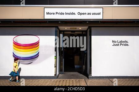 Une vue générale de YO!, le restaurant japonais de cuisine de rue et de sushi à High Street Kensington Londres qui a le slogan 'No Labels. Just Pride', pour célébrer la fierté à Londres. Banque D'Images