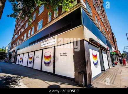 LE LUNDI 2 JUILLET 0001, DATE D'EMBARQUEMENT : L'ÉDITORIAL NE CONTIENT QU'UNE vue d'ensemble de YO!, le restaurant japonais de sushis et de restauration de rue de High Street Kensington à Londres, avec le slogan &Ocirc;No Labels. Just Pride&Otilde ; pour célébrer la fierté à Londres. Banque D'Images