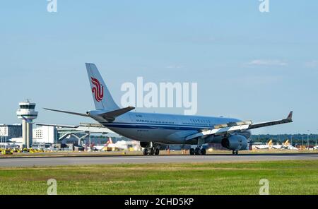 USAGE ÉDITORIAL SEUL un A330 Air China se trouve à l'aéroport de Gatwick pour le lancement du nouveau service long-courrier de la compagnie aérienne de Gatwick à Chengdu, la seule liaison directe du Royaume-Uni vers la ville. ASSOCIATION DE PRESSE. Photo. Date de publication : le mardi 3 juillet 2018. Le crédit photo devrait se lire comme suit : John Nguyen/PA Wire Banque D'Images