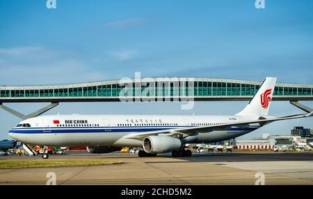 USAGE ÉDITORIAL SEUL un A330 Air China arrive à l'aéroport de Gatwick pour le lancement du nouveau service long-courrier de la compagnie aérienne de Gatwick à Chengdu, la seule liaison directe du Royaume-Uni vers la ville. ASSOCIATION DE PRESSE. Photo. Date de publication : le mardi 3 juillet 2018. Le crédit photo devrait se lire comme suit : John Nguyen/PA Wire Banque D'Images