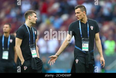 Le gardien de but croate Lovre Kalinic (à droite) inspecte le terrain avant la coupe du monde de la FIFA, demi-finale au stade Luzhniki, Moscou. Banque D'Images