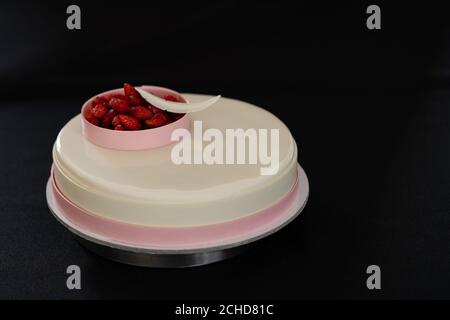 Gâteau d'anniversaire brillant au chocolat avec fraises isolées sur fond noir. Copier l'espace. Gros plan. Photo de haute qualité Banque D'Images