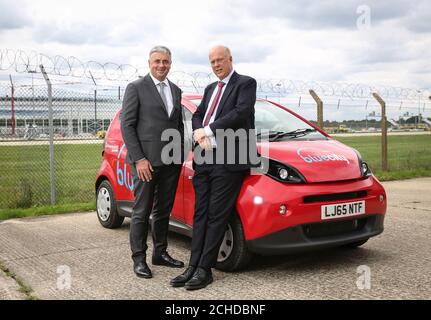 UTILISATION ÉDITORIALE SEULEMENT Stewart Wingate CEO de Gatwick (à gauche) et Chris Grayling Secrétaire des transports arrivent à Blue City Electric cars pour visiter le site du nouveau Boeing Hangar à l'aéroport de Gatwick, Horley. Banque D'Images