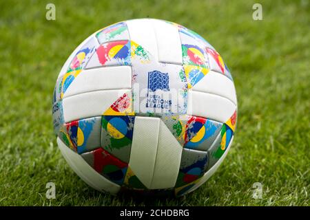 Le nouveau football de l'UEFA Nation League est utilisé pendant la session d'entraînement au Windsor Park, à Belfast. Banque D'Images