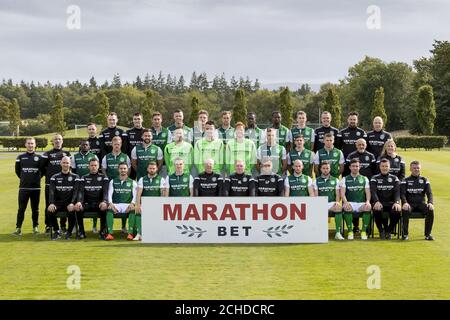 Groupe d'équipe du FC Hibernian saison 2018/19. Rangée arrière, G-D: Calvin Charlton, Rory Monks, Tommy Scanlon, Mark Milligan, Flo Kamberi, Vychintas Slivka, Steven Whittaker, Marvin Bartley, Efe Ambrose, Oli Shaw, Graeme Mathie, Colin Clancy, Duncan Reid. Deuxième rangée, G-D : Finlay Stark, Paul Green, Thomas Agyepong, Daryl Horgan, Darren McGregor, Ofir Marciano, Ross Laidlaw, Adam Bogdan, Ryan Porteous, Emerson Hyndman, Fraser Murray, Tam McCourt, Joyce McCourt. Rangée avant, G-D : Nathan Ring, Alan Combe, Jamie Maclaren, Martin Boyle, Paul Hanlon, George Craig, Neil Lennon, Garry Parker, David Gray, Lewis Ste Banque D'Images