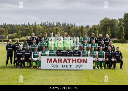 Groupe d'équipe du FC Hibernian saison 2018/19. Rangée arrière, G-D: Calvin Charlton, Rory Monks, Tommy Scanlon, Mark Milligan, Flo Kamberi, Vychintas Slivka, Steven Whittaker, Marvin Bartley, Efe Ambrose, Oli Shaw, Graeme Mathie, Colin Clancy, Duncan Reid. Deuxième rangée, G-D : Finlay Stark, Paul Green, Thomas Agyepong, Daryl Horgan, Darren McGregor, Ofir Marciano, Ross Laidlaw, Adam Bogdan, Ryan Porteous, Emerson Hyndman, Fraser Murray, Tam McCourt, Joyce McCourt. Rangée avant, G-D : Nathan Ring, Alan Combe, Jamie Maclaren, Martin Boyle, Paul Hanlon, George Craig, Neil Lennon, Garry Parker, David Gray, Lewis Ste Banque D'Images