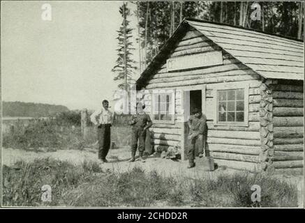 . Sur les sources de la rivière de la paix : un récit d'un voyage en canoë de mille milles dans une chaîne peu connue des Rocheuses canadiennes . Un camp de trappkrs & gt ; iaix. Petersons place à Fixlay Forks. DE FORT McLeod À FINLAY FORKS 89 sont éloignés, mais ceux du nord, de l'est et du sud se trouvent juste au-dessus de la Forks. A 1,6 km de la paix Finarelay Rapids, et leur rugissement peut être entendu avec la grande distinction à la fourche. C'est l'espoir fou des habitants que leur saule jour être une grande ville, et ils gardent leurs yeux loin vers le sud à la recherche de l'arrivée d'un chemin de fer.l'endroit sans aucun doute Banque D'Images