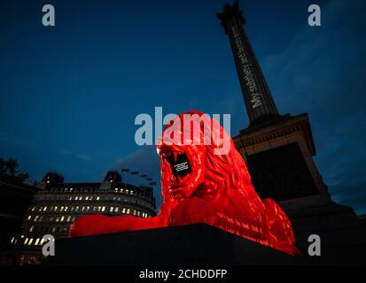 USAGE ÉDITORIAL EXCLUSIF Veuillez nourrir les Lions par es Devlin, soutenu par Google Arts & Culture, exposé à Trafalgar Square, dans le cadre du London Design Festival, qui se déroule dans la capitale jusqu'au 23 septembre 2018. Banque D'Images