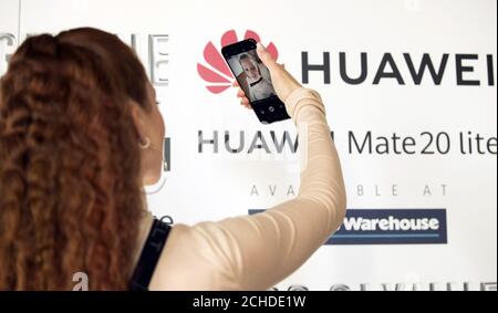 USAGE ÉDITORIAL SEUL Jess Glynne fait l'essai du nouveau combiné Huawei Mate 20 Lite avant de jouer pour les fans à l'Albert Hall de Manchester, organisé par Huawei & Carphone Warehouse pour célébrer la sortie du nouveau combiné Mate 20 Lite. Banque D'Images