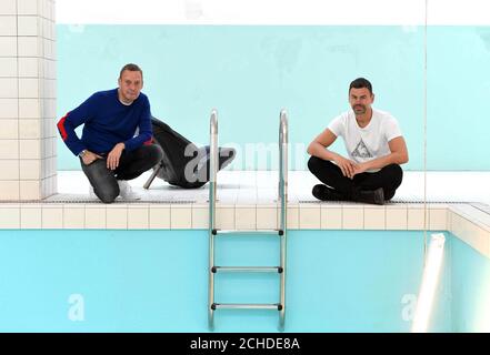 USAGE ÉDITORIAL SEULS les artistes Michael Elmgreen (à gauche) et Ingar Dragset révèlent leur nouvelle installation à grande échelle, le Whitechapel Pool, à la galerie Whitechapel de Londres, qui sort ce jeudi 27 septembre. Banque D'Images