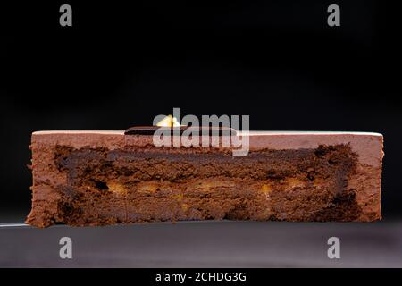 Moitié ou tranche de gâteau de mousse au chocolat isolé sur fond noir. Copier l'espace. Photo de haute qualité. Banque D'Images