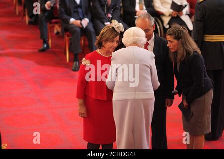 M. Joaquin Echeverria Alonso et le MRD Maria Miralles de Imperial Hornedo reçoivent la Médaille George décernée à leur fils feu, M. Ignacio Echeverria, de la reine Elizabeth II, lors d'une cérémonie d'investiture à Buckingham Palace, à Londres. APPUYEZ SUR ASSOCIATION photo. Date de la photo: Jeudi 11 octobre 2018. Voir PA Story ROYAL investiture. Le crédit photo devrait se lire: Yui Mok/PA Wire Banque D'Images