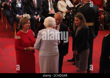 M. Joaquin Echeverria Alonso et le MRD Maria Miralles de Imperial Hornedo reçoivent la Médaille George décernée à leur fils feu, M. Ignacio Echeverria, de la reine Elizabeth II, lors d'une cérémonie d'investiture à Buckingham Palace, à Londres. APPUYEZ SUR ASSOCIATION photo. Date de la photo: Jeudi 11 octobre 2018. Voir PA Story ROYAL investiture. Le crédit photo devrait se lire: Yui Mok/PA Wire Banque D'Images