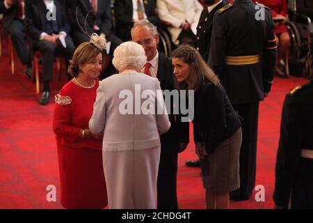 M. Joaquin Echeverria Alonso et le MRD Maria Miralles de Imperial Hornedo reçoivent la Médaille George décernée à leur fils feu, M. Ignacio Echeverria, de la reine Elizabeth II, lors d'une cérémonie d'investiture à Buckingham Palace, à Londres. APPUYEZ SUR ASSOCIATION photo. Date de la photo: Jeudi 11 octobre 2018. Voir PA Story ROYAL investiture. Le crédit photo devrait se lire: Yui Mok/PA Wire Banque D'Images