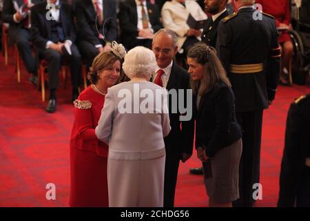 M. Joaquin Echeverria Alonso et le MRD Maria Miralles de Imperial Hornedo reçoivent la Médaille George décernée à leur fils feu, M. Ignacio Echeverria, de la reine Elizabeth II, lors d'une cérémonie d'investiture à Buckingham Palace, à Londres. APPUYEZ SUR ASSOCIATION photo. Date de la photo: Jeudi 11 octobre 2018. Voir PA Story ROYAL investiture. Le crédit photo devrait se lire: Yui Mok/PA Wire Banque D'Images