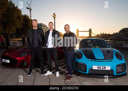 (De gauche à droite) Andrew 'Freddie' Flintop, Paddy McGuinness et Chris Harris avec un Aston Martin DBS Superleggera et une Porsche 911 GT2 RS au Billingsgate Market, Londres, comme ils sont révélés comme la nouvelle gamme de présentation de BBC Top Gear, Prendre la barre de Matt LeBlanc dont la série finale sera diffusée début 2019 sur BBC Two. Banque D'Images