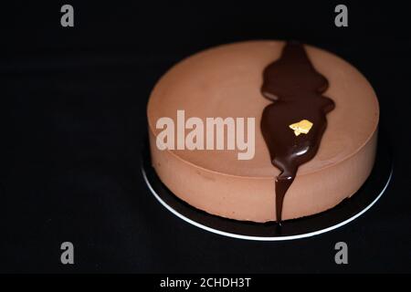 Gâteau d'anniversaire brillant au chocolat isolé sur fond noir. Copier l'espace. Gros plan. Photo de haute qualité Banque D'Images