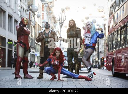 Un groupe des plus grands cojoueurs britanniques vêtus de personnages comiques Iron Man, Spiderwoman, Aquaman, Bane et Harley Quinn à Oxford Street mercredi devant MCM Comic con, qui revient à Excel London du vendredi 26 au dimanche 28 octobre. Banque D'Images