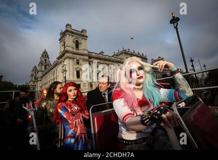 Un groupe des plus grands cojoueurs britanniques vêtus comme des personnages comiques Iron Man, Spiderwoman, Aquaman, Bane et Harley Quinn à Westminster mercredi devant MCM Comic con, qui revient à l'Excel London du vendredi 26 au dimanche 28 octobre. Banque D'Images