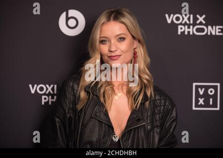 USAGE ÉDITORIAL SEULE Laura Whitmore participe à l'événement de lancement de Vodafone sur les téléphones VOXI x, dans Studio Spaces à l'est de Londres. Banque D'Images