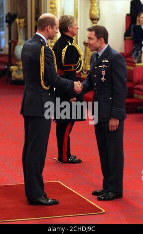 Le lieutenant de vaisseau Ben Wallis, de la Royal Air Force, est décoré de la Croix de la Force aérienne par le duc de Cambridge lors d'une cérémonie d'investiture au Palais de Buckingham, à Londres. Banque D'Images