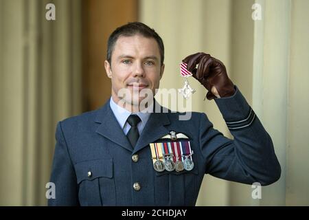 Le lieutenant de vaisseau Ben Wallis, de la Royal Air Force, après avoir reçu la Croix de l'Air Force pour avoir sauvé son avion et son équipage suite à la défaillance des trois moteurs de son hélicoptère Merlin, lors d'une cérémonie d'investiture à Buckingham Palace, Londres. Banque D'Images