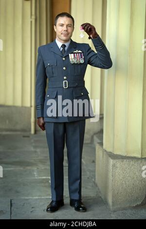 Le lieutenant de vaisseau Ben Wallis, de la Royal Air Force, après avoir reçu la Croix de l'Air Force pour avoir sauvé son avion et son équipage suite à la défaillance des trois moteurs de son hélicoptère Merlin, lors d'une cérémonie d'investiture à Buckingham Palace, Londres. Banque D'Images