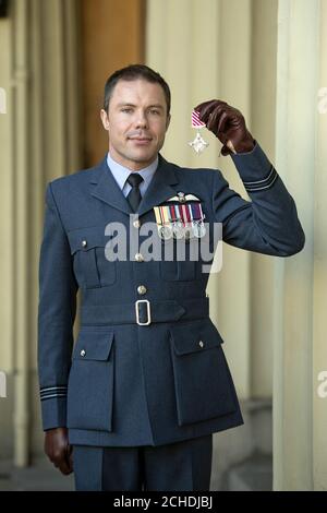 Le lieutenant de vaisseau Ben Wallis, de la Royal Air Force, après avoir reçu la Croix de l'Air Force pour avoir sauvé son avion et son équipage suite à la défaillance des trois moteurs de son hélicoptère Merlin, lors d'une cérémonie d'investiture à Buckingham Palace, Londres. Banque D'Images