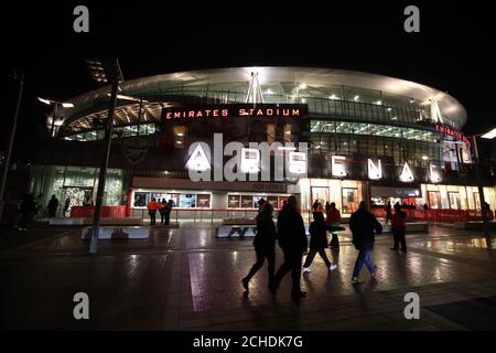 Les fans arrivent au stade Emirates avant le match de l'UEFA Europa League, Groupe E au stade Emirates, Londres. Banque D'Images