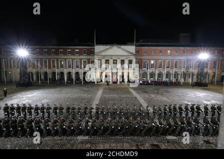 Le Président Michael D Higgins se prépare à examiner les membres des Forces de défense au château de Dublin après avoir été nommé président pour un second mandat. Banque D'Images