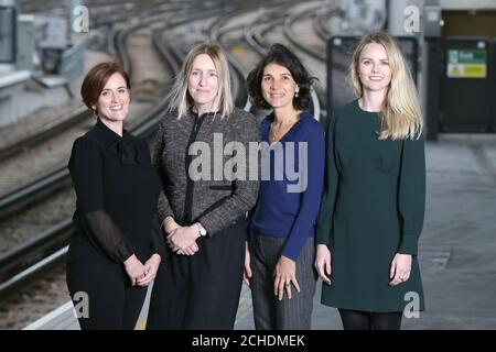 USAGE ÉDITORIAL SEULEMENT (de gauche à droite) Diane Burke, directrice commerciale de Southeastern, Ellie Burrows, directrice des services ferroviaires, Elodie Brian, directrice des finances et des contrats, et Alison Nolan, directrice des communications à la gare de London Bridge, ont lancé une campagne visant à encourager les femmes à poursuivre une carrière dans l'industrie ferroviaire. Banque D'Images