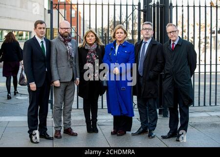 (De gauche à droite) les sénateurs irlandais Seanad, Mark Daly de Fianna Fail, Ged Nash of Labor, Independent Frances Black, Rose Conway-Walsh de Sinn Fein, Niall O Donnghaile de Sinn Fein, et Frank Feighan de Fianna Fail, devant le tribunal de Laganside à Belfast, lors d'une pause dans le massacre de Ballymurphy. Banque D'Images