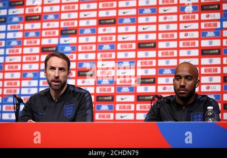 Gareth Southgate, directeur de l'Angleterre (à gauche) avec Fabian Delph lors de la conférence de presse au stade Wembley, Londres. Banque D'Images