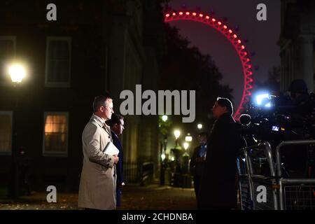 Reporters dont le correspondant politique Channel 4 News Michael Crick (à droite) à Downing Street, Londres, à la suite d'une conférence de presse donnée par le Premier ministre. Banque D'Images