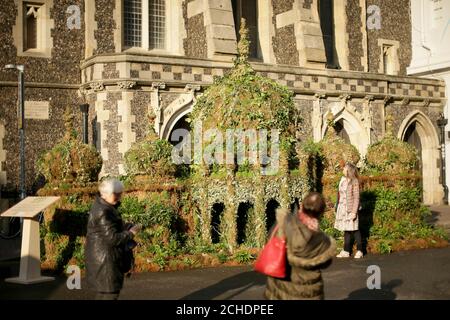 USAGE ÉDITORIAL SEULS les membres du public regardent une réplique de 12 pieds de haut du Pavillon Brighton faite de plantes, Créé par Seventh Generation et Plantlife à Brighton pour encourager les gens à signer une pétition en ligne appelant le gouvernement à investir davantage dans des solutions basées sur les plantes pour lutter contre le changement climatique. Banque D'Images