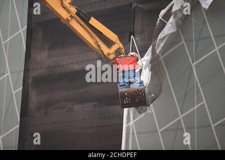 Les travaux commencent à démolir le parc de voitures de Liverpool Waterfront à plusieurs étages, près de l'Echo Arena, qui a été détruit par un incendie à la Saint-Sylvestre 2017. Banque D'Images