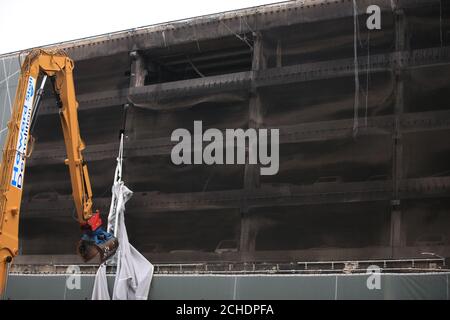 Début des travaux de démolition de l'histoire multi-Liverpool Waterfront Parking à proximité de l'Echo Arena, qui a été détruit par le feu le YearÕs 2017 Nouvelle Eve. Banque D'Images