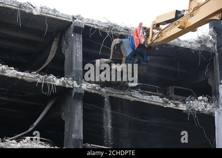 Les voitures brûlées sont retirées de leurs places de stationnement alors que les travaux commençaient mercredi pour démolir le parc de voitures de Liverpool Waterfront à plusieurs étages, près de l'Echo Arena, détruit par un incendie à la Saint-Sylvestre 2017. Banque D'Images