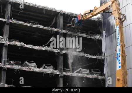 Les voitures brûlées sont retirées de leurs places de stationnement alors que les travaux commençaient mercredi pour démolir le parc de voitures de Liverpool Waterfront à plusieurs étages, près de l'Echo Arena, détruit par un incendie à la Saint-Sylvestre 2017. Banque D'Images