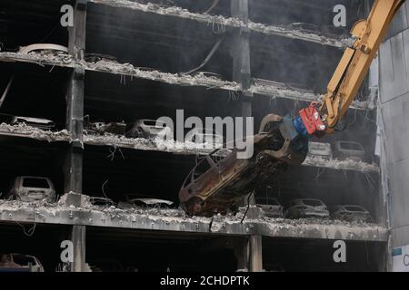 Les voitures brûlées sont retirées de leurs places de stationnement alors que les travaux commençaient mercredi pour démolir le parc de voitures de Liverpool Waterfront à plusieurs étages, près de l'Echo Arena, détruit par un incendie à la Saint-Sylvestre 2017. Banque D'Images